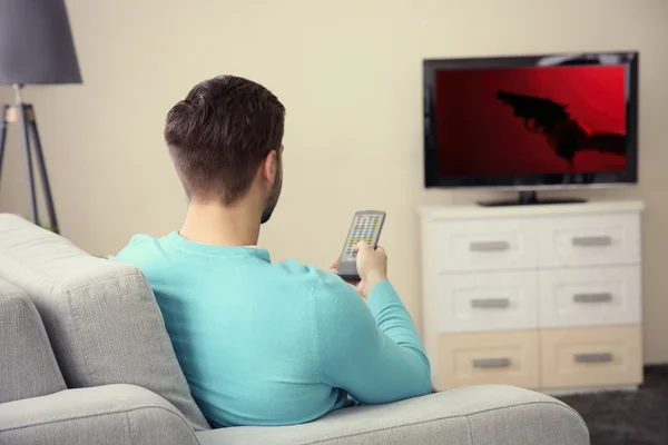 Young man watching TV at home — Stock Photo, Image