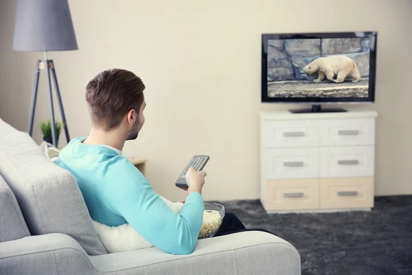 Giovane uomo guardando la tv a casa — Foto Stock