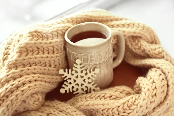 Hermosa composición de invierno en el alféizar de la ventana con taza de bebida caliente —  Fotos de Stock