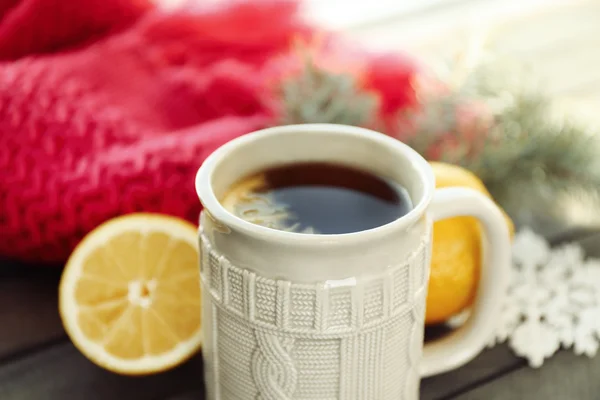 Schöne Winterkomposition mit Tasse Heißgetränk, auf Holztisch — Stockfoto