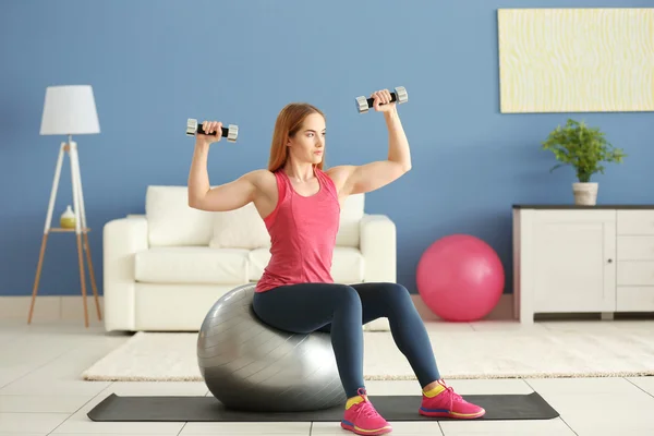 Joven deportista haciendo ejercicios con pelota —  Fotos de Stock