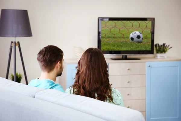 A fiatal pár néz tv — Stock Fotó