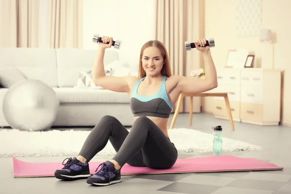 Sportswoman doing exercises with dumbbells — Stock Photo, Image