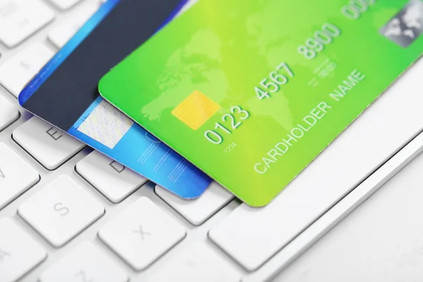 Кредитні картки на клавіатурі — стокове фото