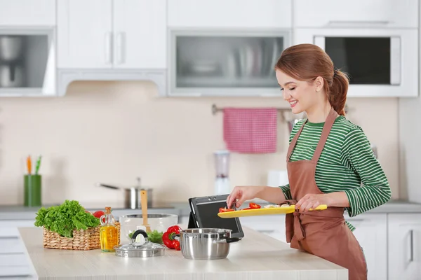 Jonge vrouw koken in keuken — Stockfoto