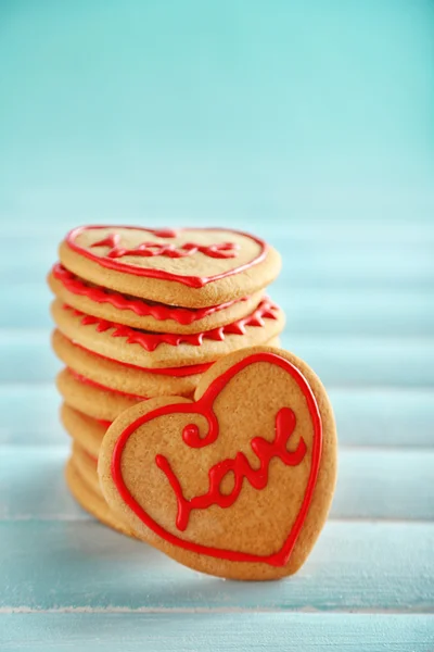 Surtido de galletas de amor sobre fondo azul, primer plano — Foto de Stock