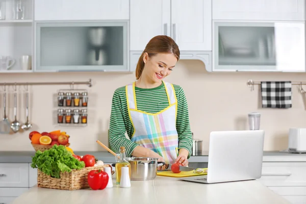 Junge Frau kocht in Küche — Stockfoto