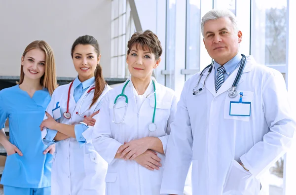 Equipe Médicos Sorridentes Dentro Casa — Fotografia de Stock