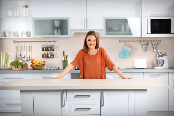 Mujer joven en la cocina —  Fotos de Stock