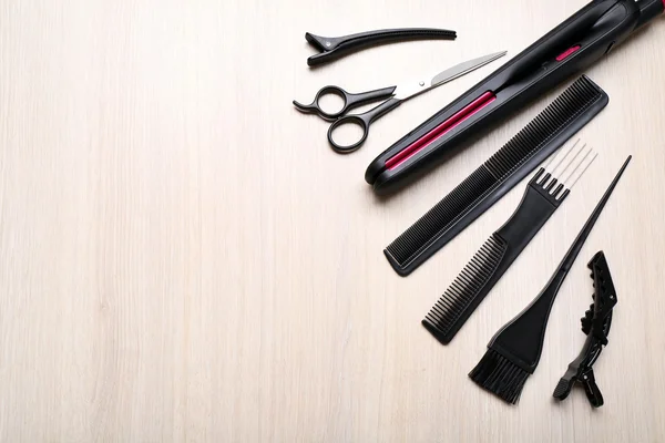 Friseur-Set mit Werkzeug und Ausrüstung auf hellem Holztisch — Stockfoto
