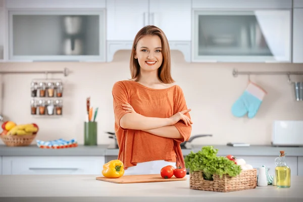 Jonge vrouw met mandje met groenten — Stockfoto