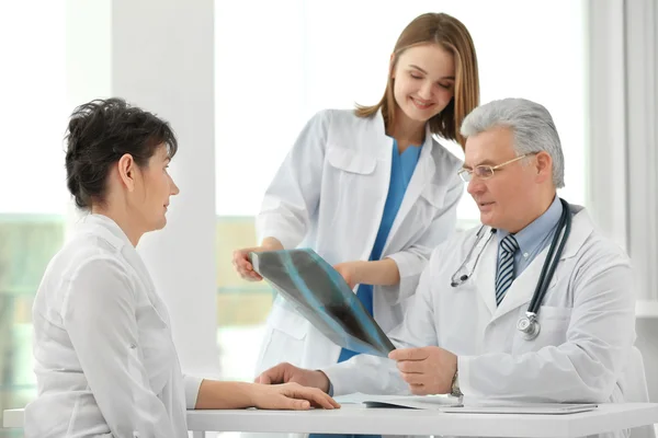 Médicos Pacientes Consultorio — Foto de Stock