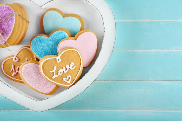 Ассортимент любовных печенек в коробке на голубом фоне, крупным планом — стоковое фото