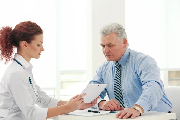 Médico Paciente Consultório — Fotografia de Stock