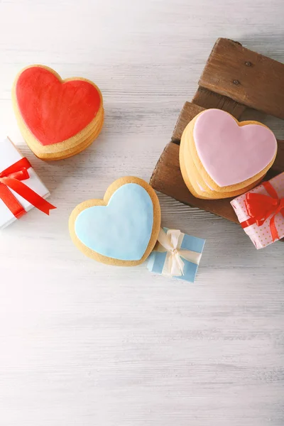 Valentine srdce cookies s přítomných boxy na dřevěný stůl, pohled shora — Stock fotografie