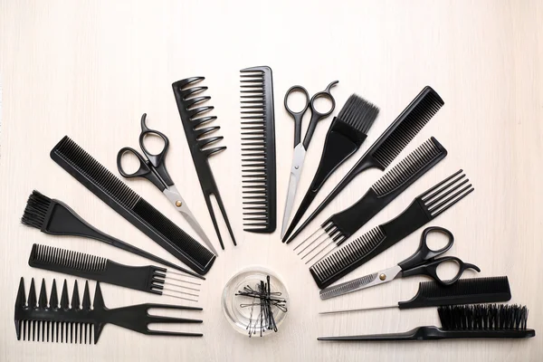 Juego de peluquería con herramientas en mesa de madera ligera —  Fotos de Stock