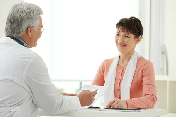 Médico Paciente Consultorio —  Fotos de Stock