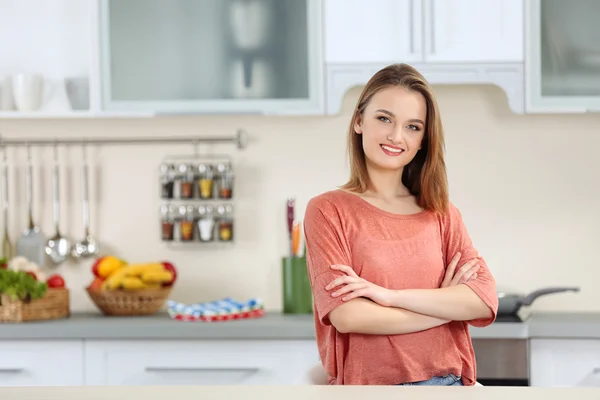 Mujer joven en la cocina —  Fotos de Stock