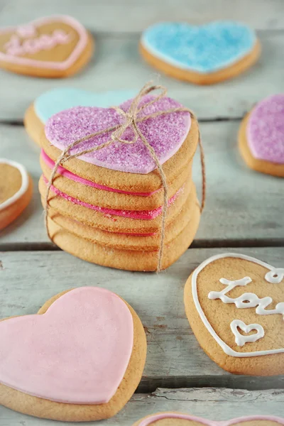 Bando de biscoitos de amor em fundo de mesa de madeira azul — Fotografia de Stock