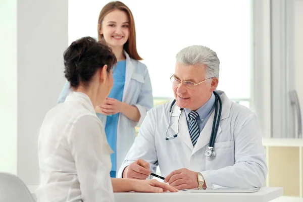 Médicos Pacientes Consultorio — Foto de Stock