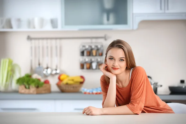 Молодая женщина на кухне — стоковое фото