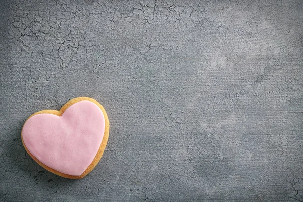 Biscoito de amor rosa no fundo cinza, espaço de cópia — Fotografia de Stock