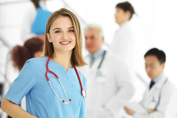 Retrato Del Médico Frente Colegas Interior — Foto de Stock