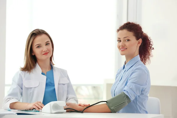 Läkare Och Patient Kontoret — Stockfoto