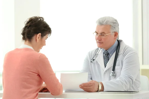 Médico Paciente Consultório — Fotografia de Stock