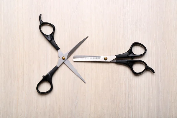 Barber set with two scissors on light wooden table — Stock Photo, Image