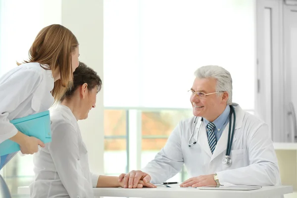 Médicos Pacientes Consultorio — Foto de Stock