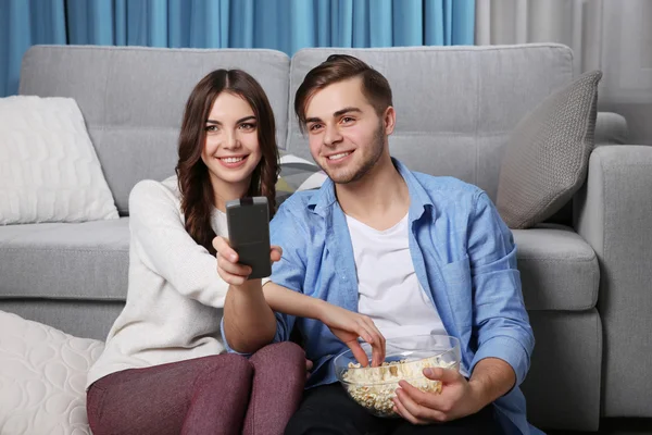 Jovem casal assistindo TV — Fotografia de Stock