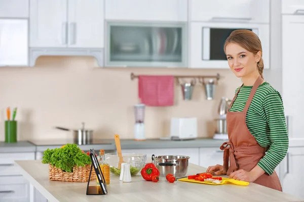 Jeune femme cuisine dans la cuisine — Photo