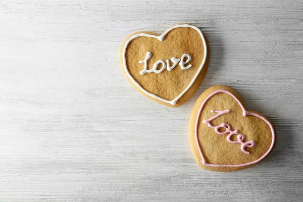 Dos galletas de corazón de San Valentín sobre fondo de madera — Foto de Stock