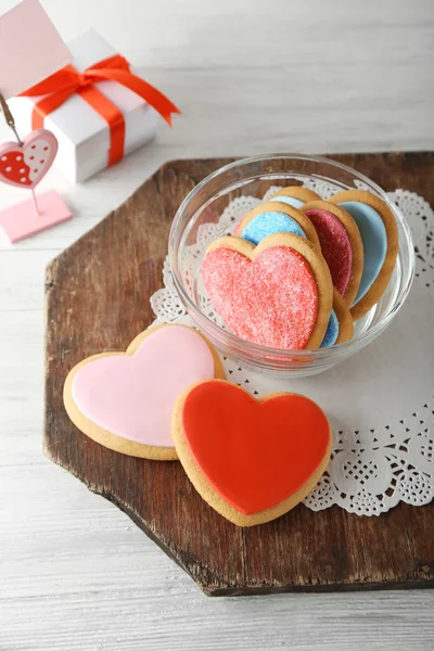 Валентин печиво в скляній мисці з подарунковою коробкою на дерев'яному фоні — стокове фото