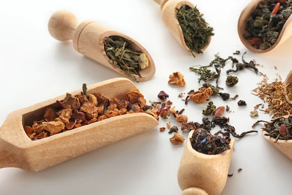 Verscheidenheid van droge thee in houten scoops geïsoleerd op wit — Stockfoto