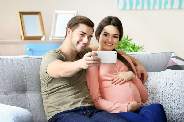 Schwangere Frau mit Ehemann — Stockfoto