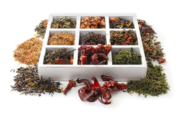 各种不同的干茶叶在孤立在白色的木盒子里 — 图库照片