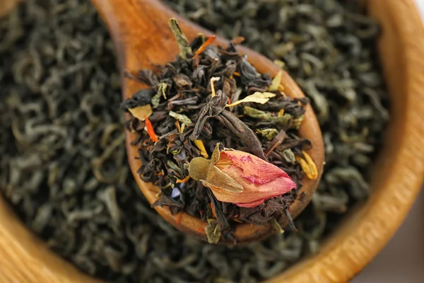 Spoon with tea top view, closeup — Stock Photo, Image