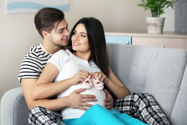 Mulher grávida com marido — Fotografia de Stock