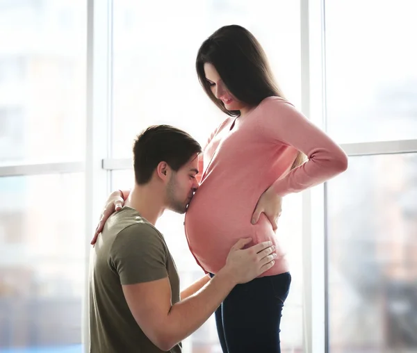 Беременная женщина с мужем — стоковое фото