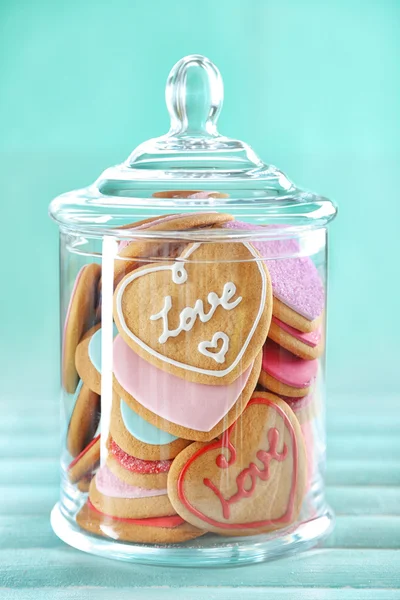 Asortyment miłość cookie jar na niebieskim tle — Zdjęcie stockowe