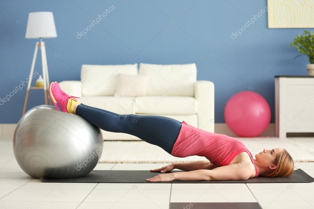 Силовые упражнения. Пилатес упражнения на пресс. Упражнения для похудения. Треугольная планка swl55t. Девушка занимается на коврике.