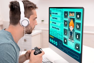 Bilgisayar Oyunları Oynayan Adam 