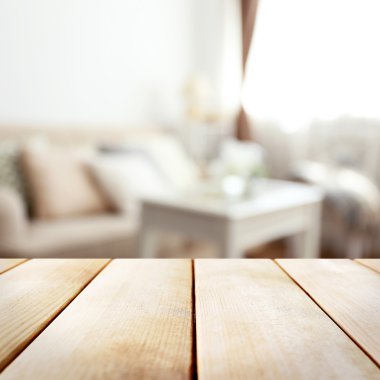 Boş ahşap masa ve bulanık iç