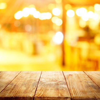 Boş ahşap masa ve bulanık iç