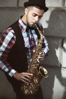 saksafon ile genç adam   