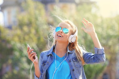 Müzik dinleyen kadın