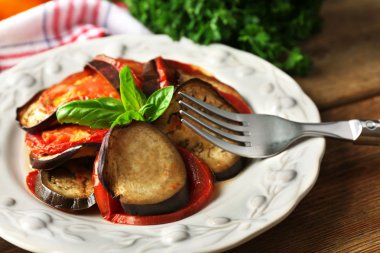 Ratatouille arka plan üzerinde plaka üzerinde