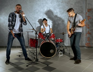 Müzik aletleri çalarken müzisyenler